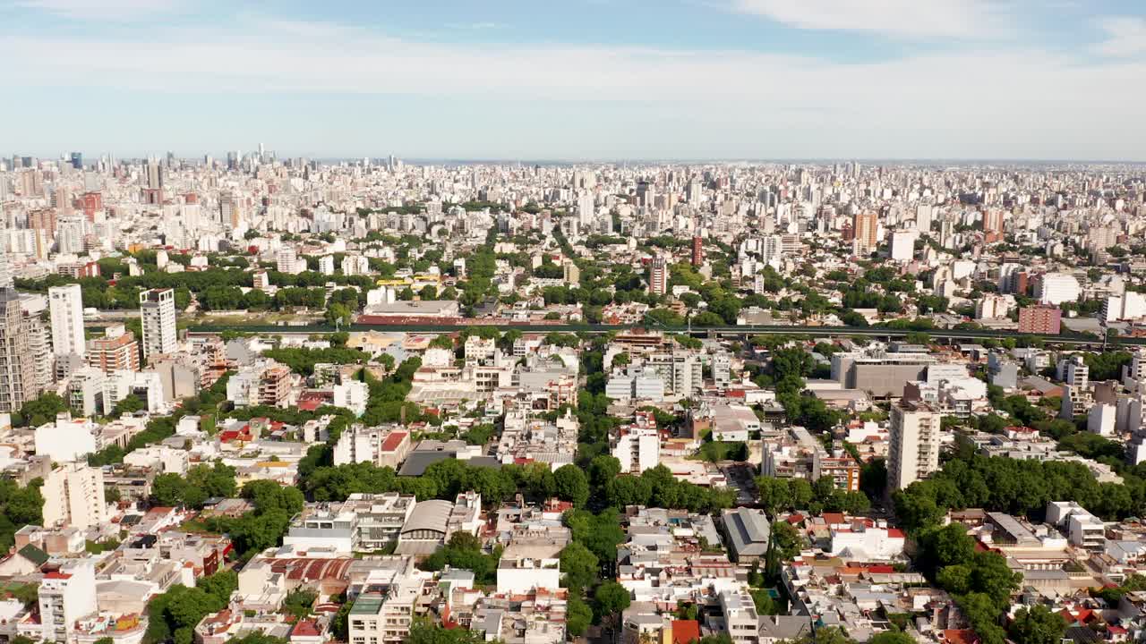 un vuelo lento sobre una ciudad muy poblada - buenos aires