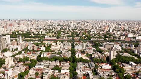 um voo lento sobre uma cidade populosa - buenos aires