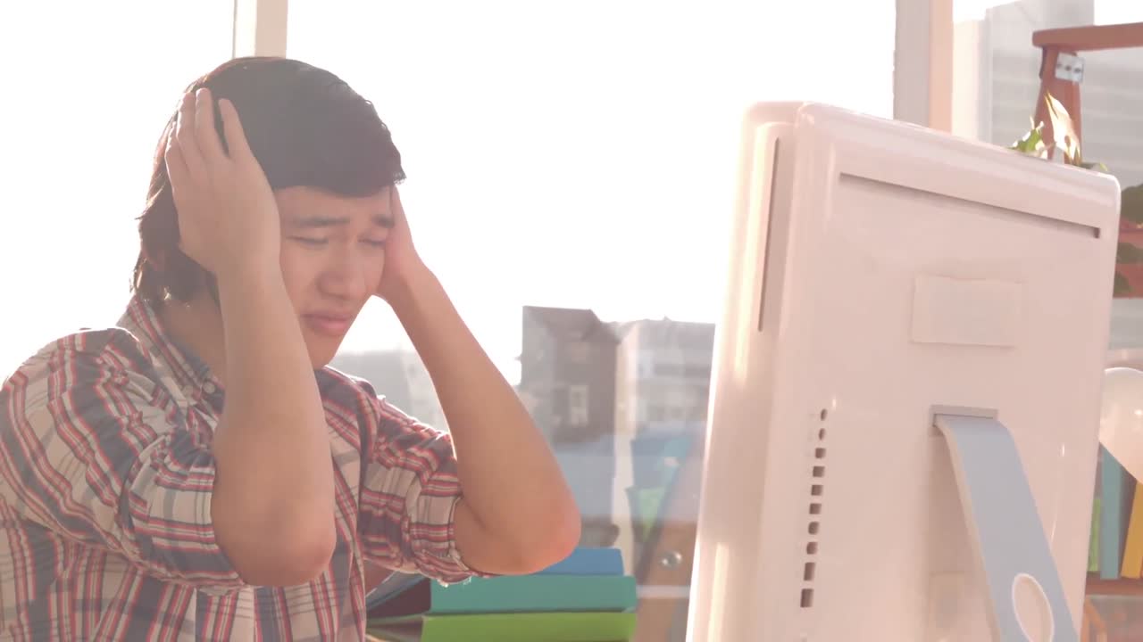 컴퓨터 책상 에 앉아 있는 좌절 된 스터