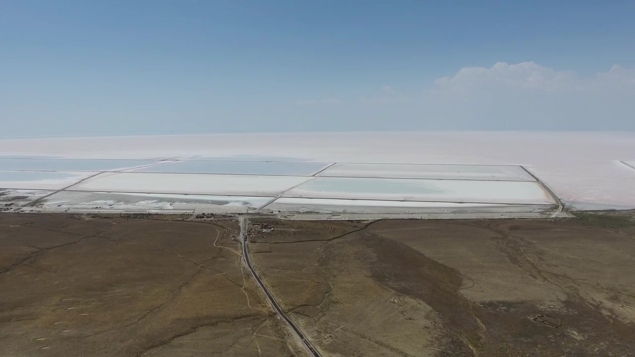 Luftfoto av saltfordampningsdammer i et vidstrakt landskap