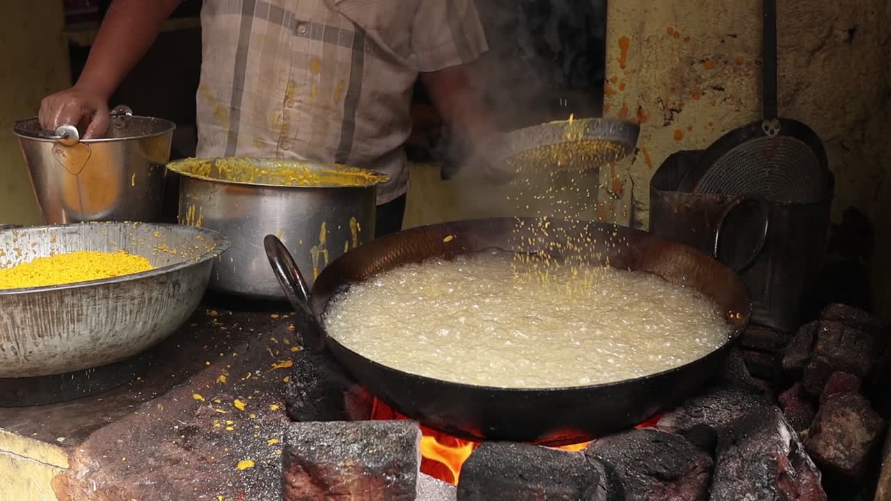 comida callejera india. boondi o bundiya es un postre indio hecho de harina de garbanzo dulce y frita. al ser muy dulce, solo se puede almacenar durante una semana o más. estado de rajasthan en el oeste de la india.