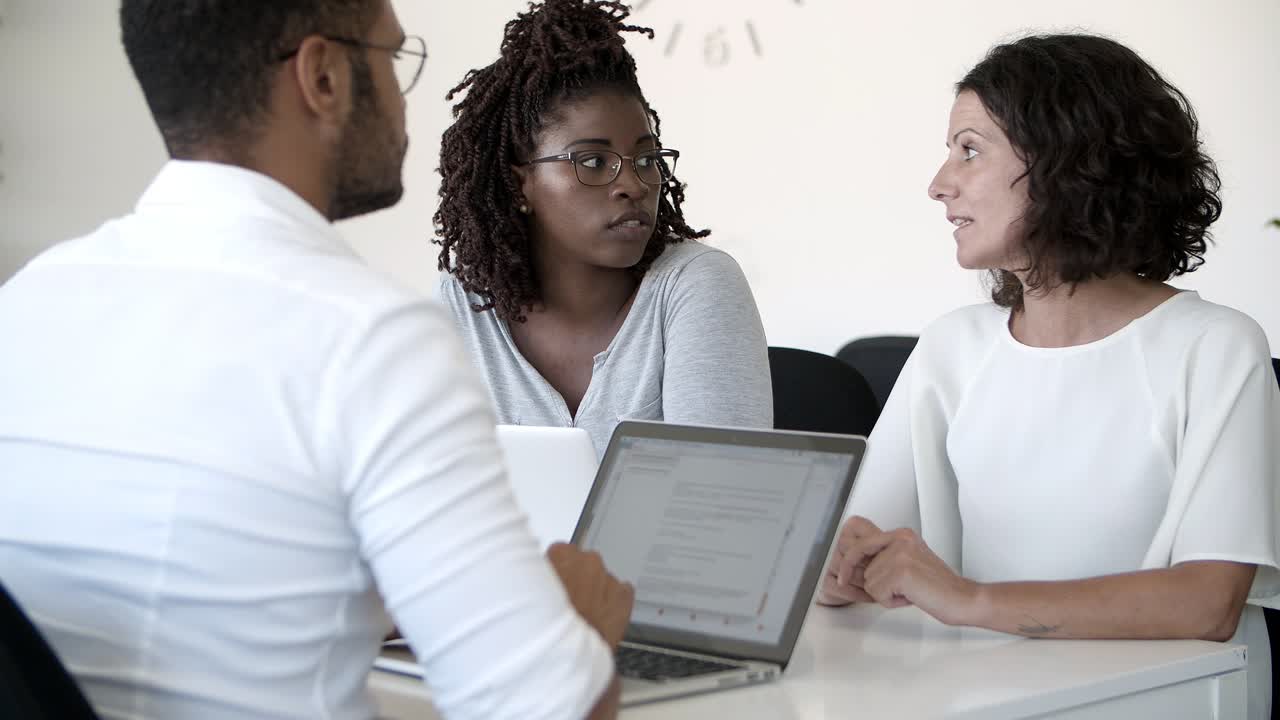 Consulente aziendale di spalle che ascolta i clienti in ufficio