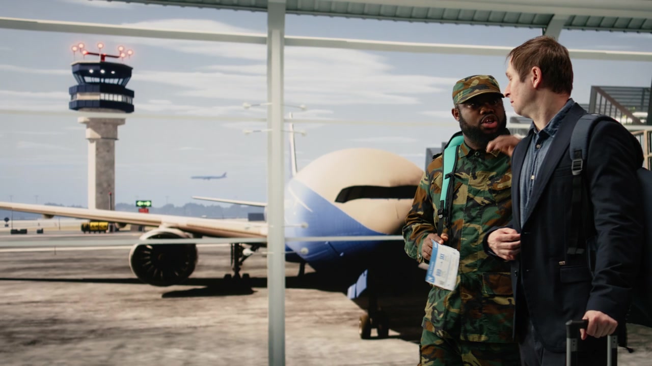 Soldato dell'esercito che parla con un passeggero in viaggio d'affari in un moderno terminal aeroportuale