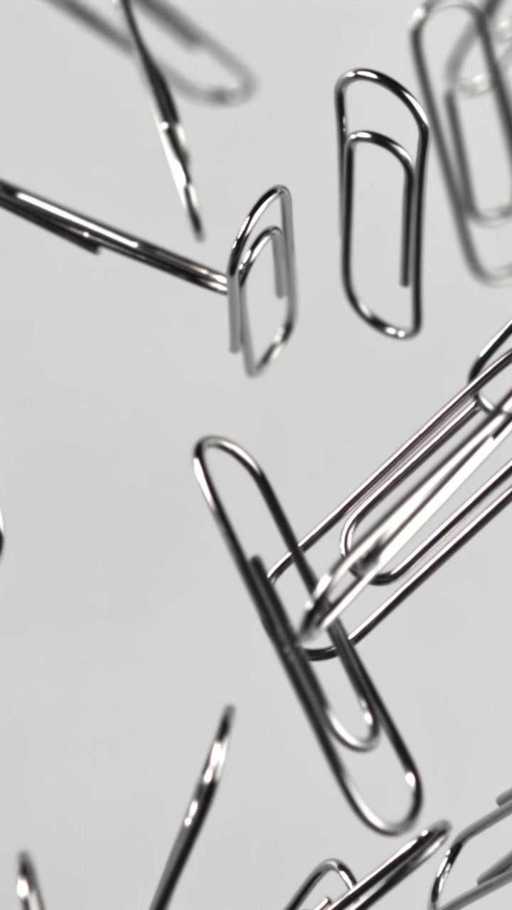Metalen paperclips zweven en komen in focus