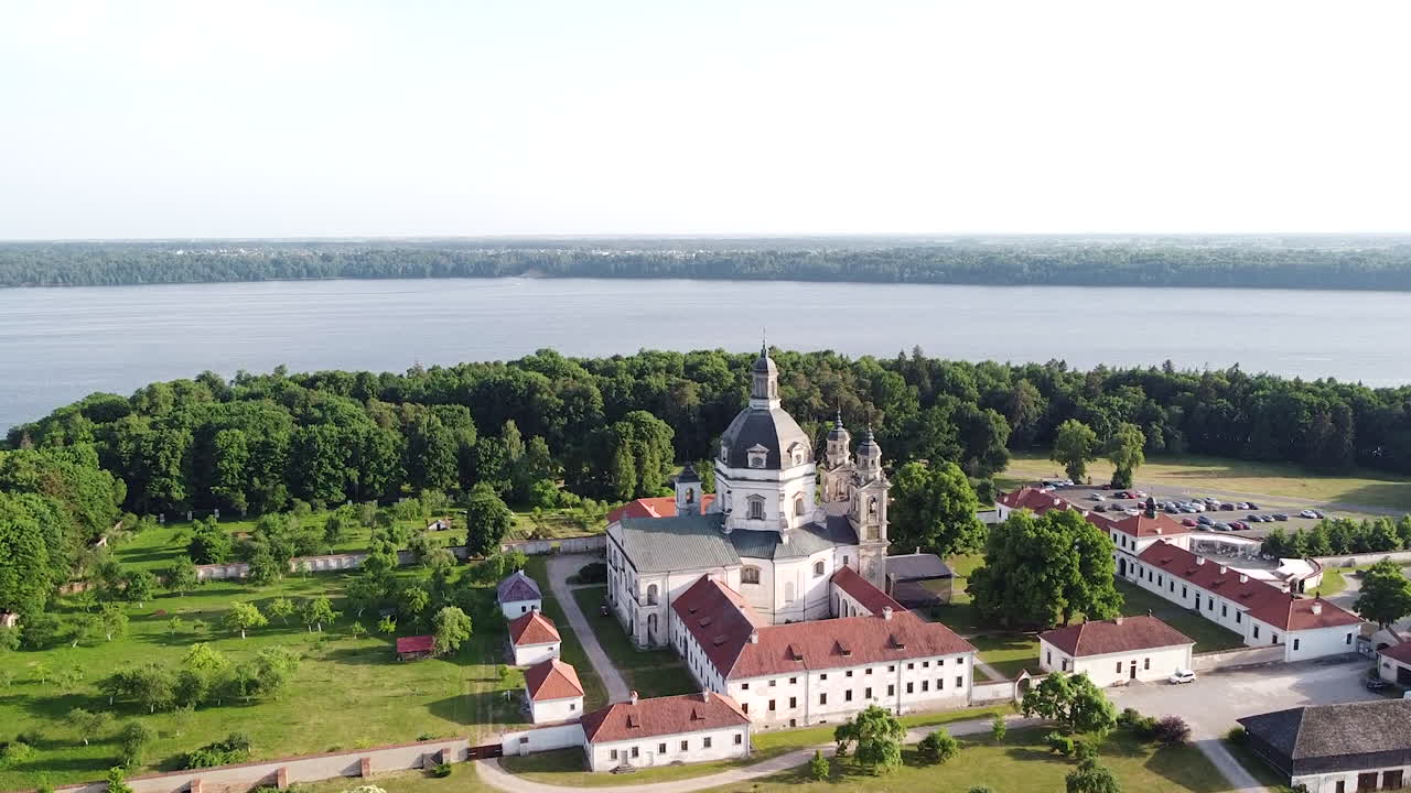 Pazaislis klosterkompleks i stigende droneutsikt med Kaunas-lagunen