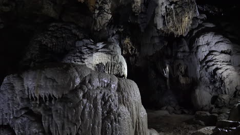 Blick-In-Die-Dunkle-Höhle-Mit-Stalagmiten-Felsformationen