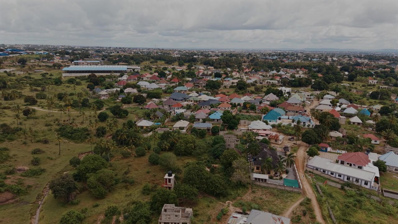 Insediamento residenziale a Kibada, Kigamboni, Dar es Salaam che mostra lo sviluppo abitativo e l'espansione