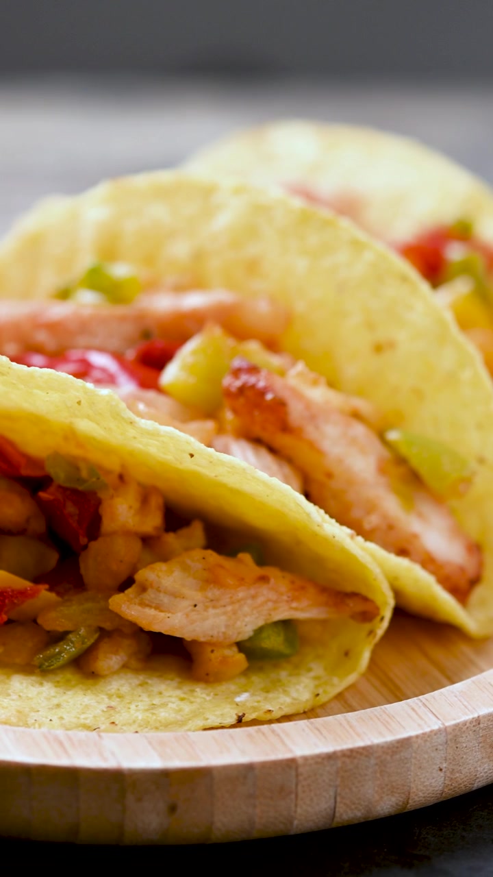 Mexicanske kyllingetacos med peberfrugter og løg