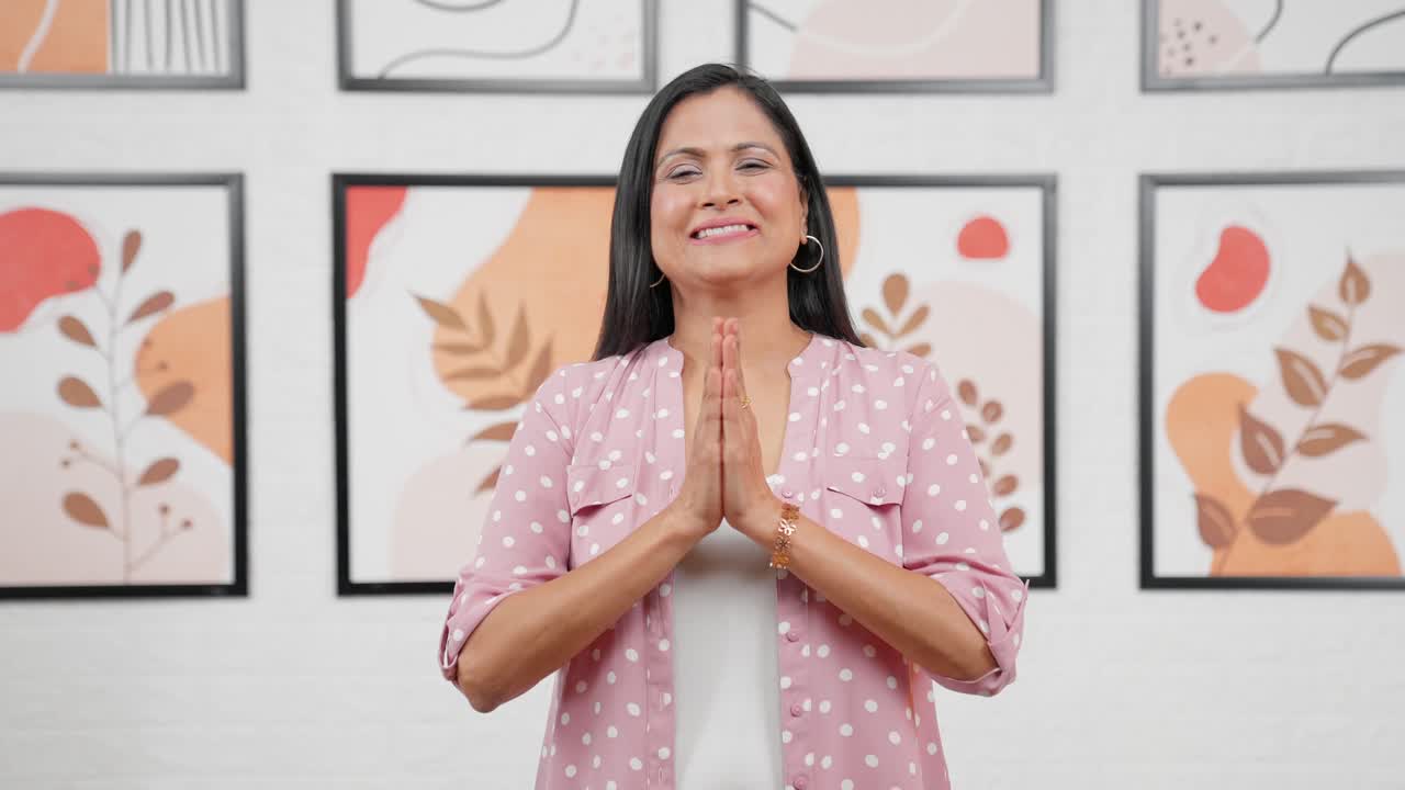 Mujer india moderna haciendo namaste