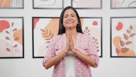 mujer india moderna haciendo namaste