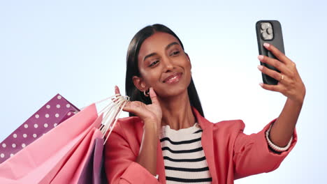 mujer, selfie y bolsa de compras para redes sociales