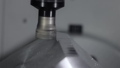 máquina de fresado cnc para metalurgia. corte de metal tecnología de procesamiento moderna.