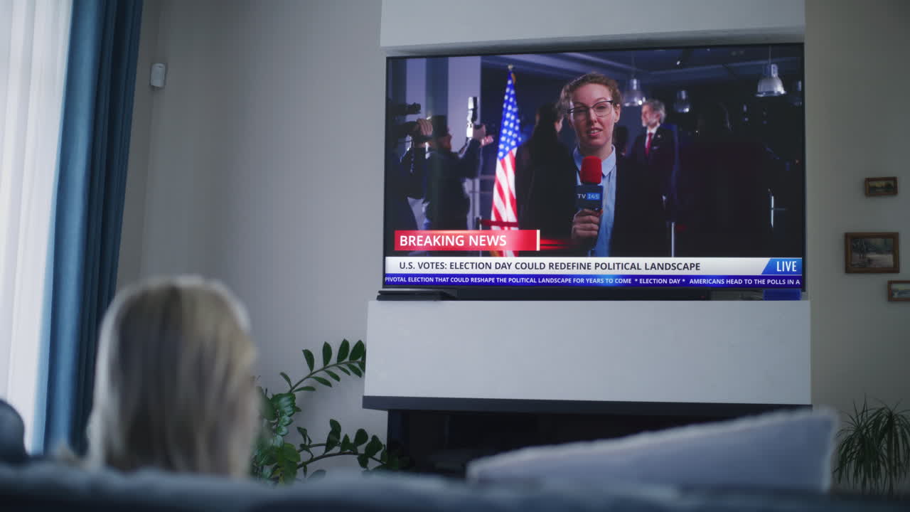 viendo las noticias de las elecciones de estados unidos