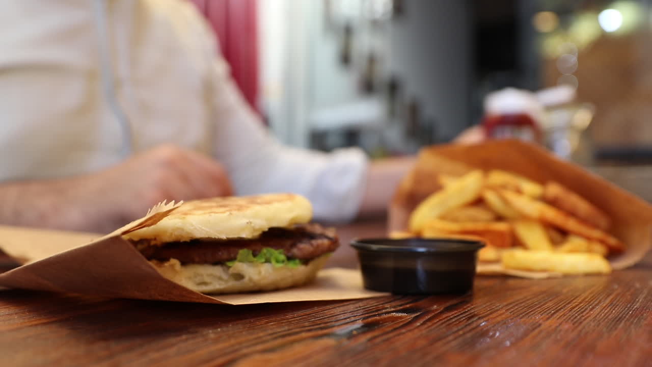 햄버거에 케치업이  ⁇ 여