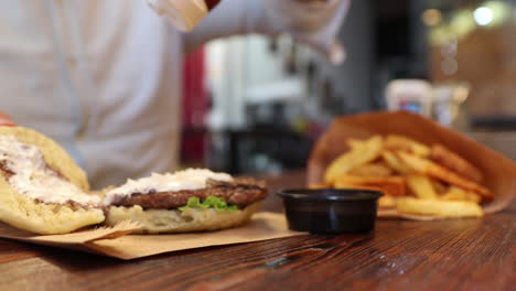 Ketchup-Gießt-Auf-Den-Burger