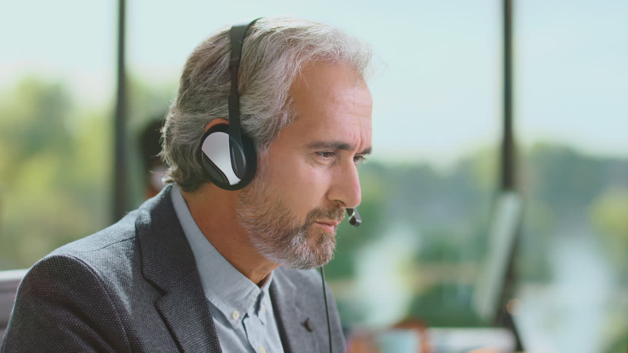 Uomo d'affari con le cuffie in ufficio