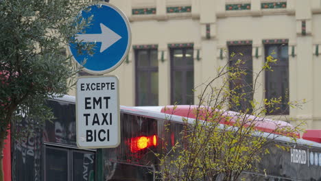 Verkehr-An-Einem-Regnerischen-Tag