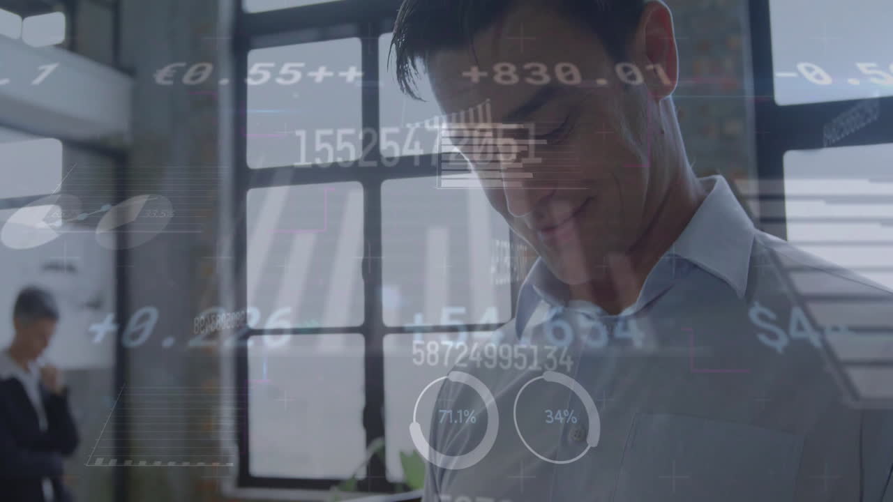 animación del procesamiento de datos financieros sobre un empresario caucásico que usa un teléfono inteligente