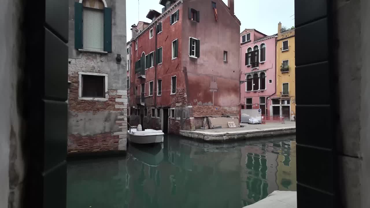 vista por la ventana de venecia, italia, canal de agua y casas sobre el agua, no turísticas