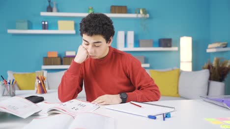 El-Niño,-Que-Se-Aburre-De-Estudiar,-Descansa-Un-Poco.