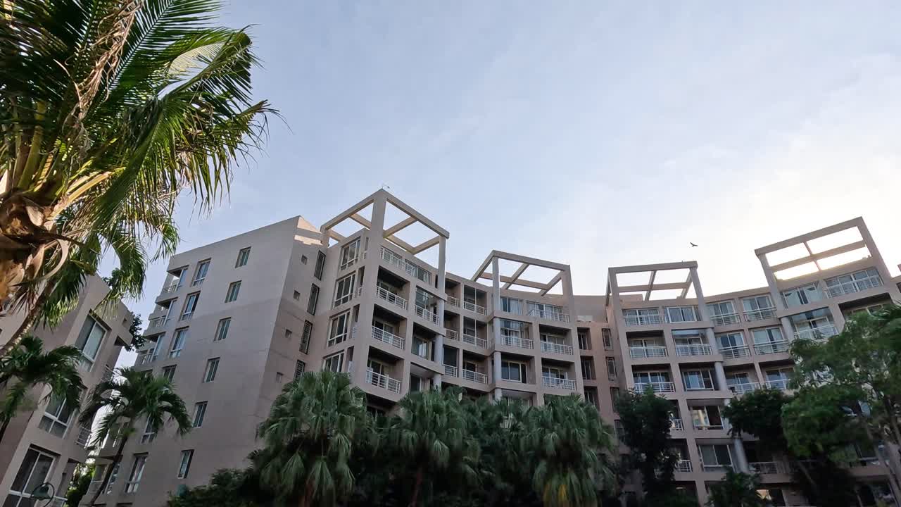 낮부터 저녁까지의 주거 건물의 타임 스.