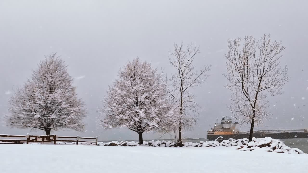 오하이오주 클리블랜드에 있는 에리 호수 (lake erie) 에서 겨울에 선박의 타임스 (timelapse)