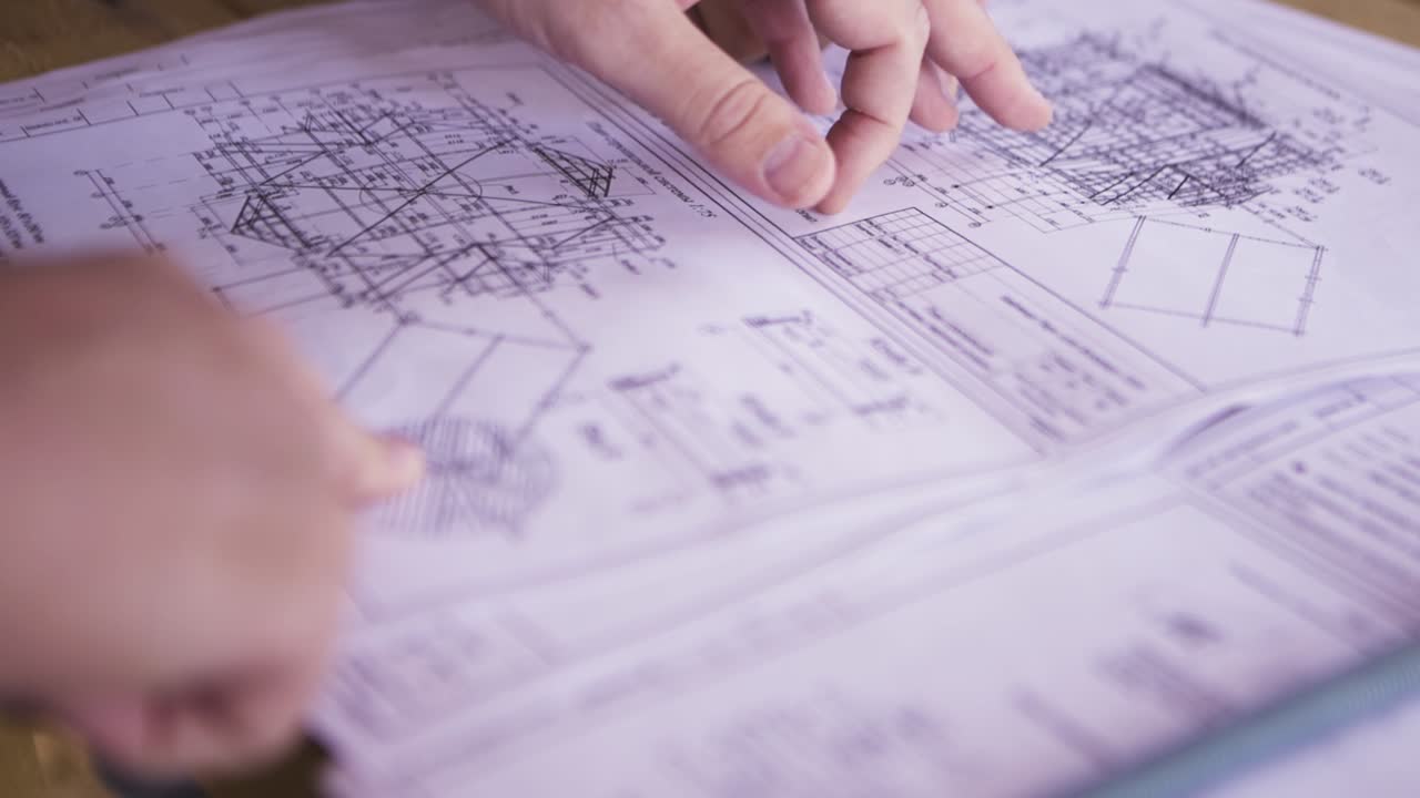 건물 계획을 검토하는 것