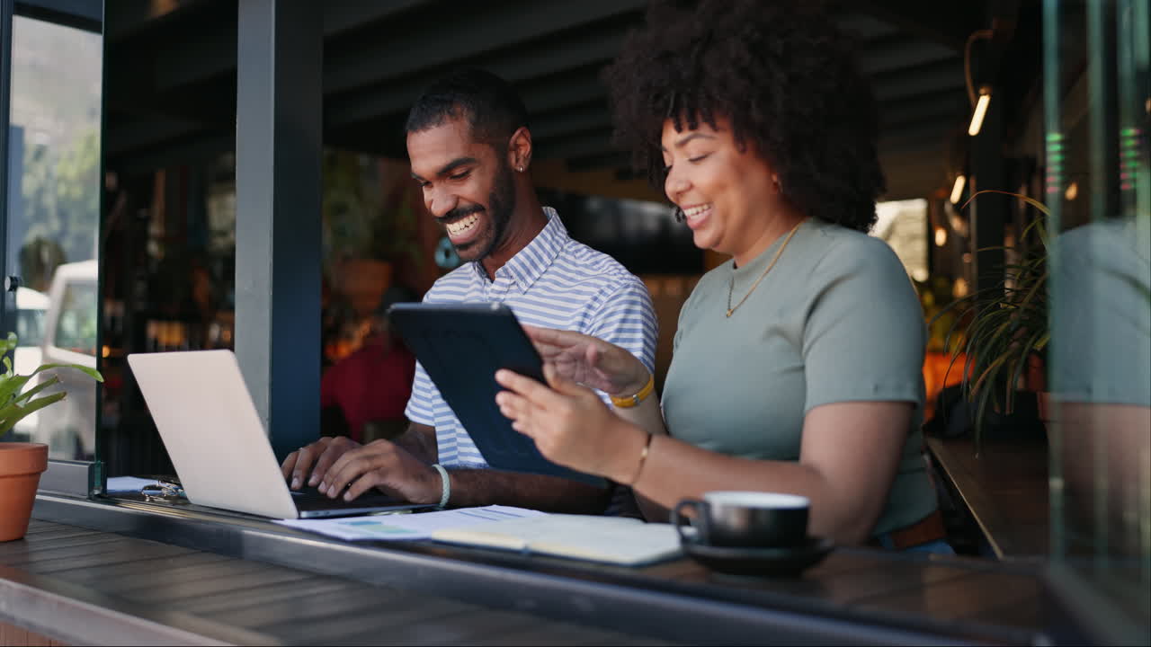 collaborazione commerciale in un caffè