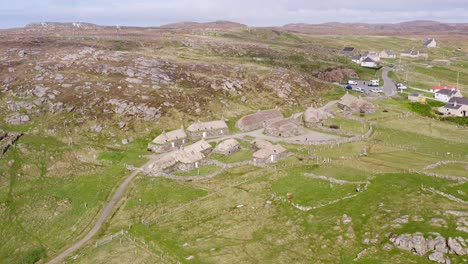 disparo de avión no tripulado que circunnavega la aldea arrannan blackhouse en la isla de lewis, parte de las hébridas exteriores de escocia