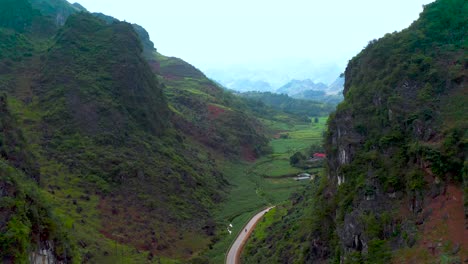 un camino en un valle profundo que atraviesa una montaña en el norte de vietnam