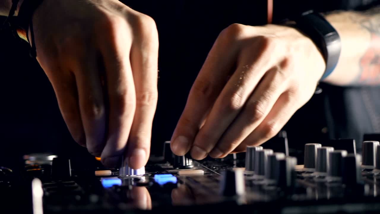 dj girando, mezclando y rascando en una fiesta de club nocturno. vida nocturna, concepto de vida de club de música.