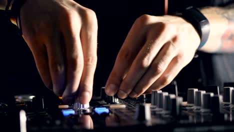 dj girando, mezclando y rascando en una fiesta de club nocturno. vida nocturna, concepto de vida de club de música.