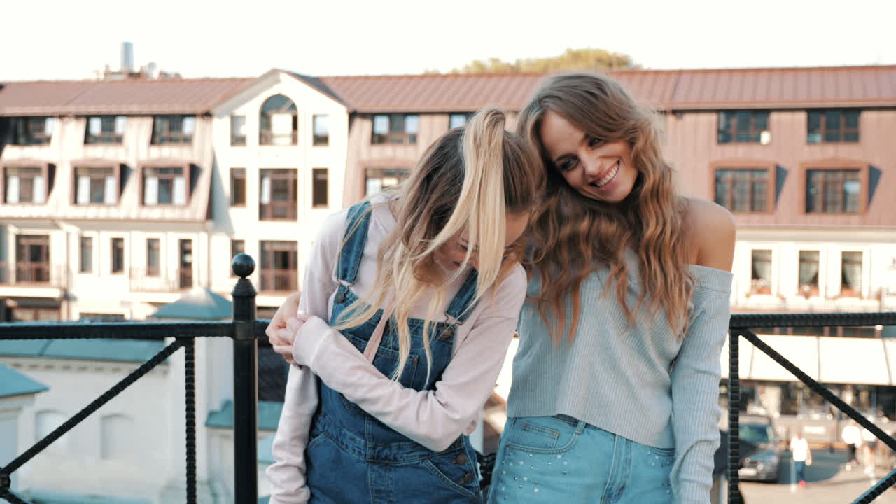 두 명의 행복한 친구들이 도시에서 셀피를 찍고 있습니다.