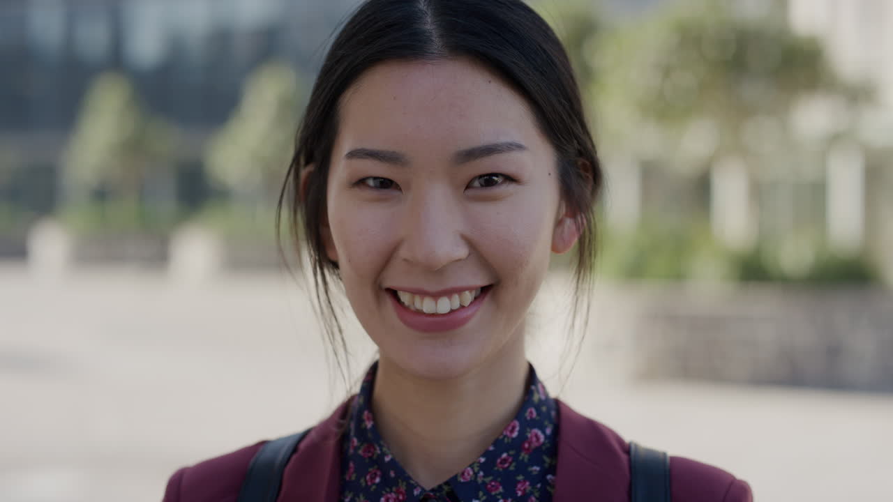 초상화 성공적인 젊은 아시아 여성 학생 웃고 도시에서 편안한 도시 생활 방식을 즐기고 아름다운 독립적인 소녀  ⁇ 빛 야외