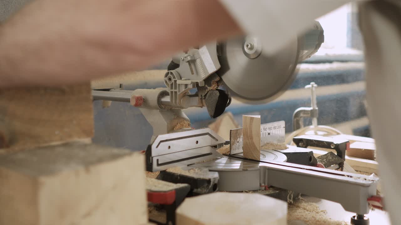 человек-мётчик обрабатывает деревянные пустыни в столярной мастерской
