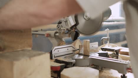 un carpintero procesa piezas de madera en un taller de carpintería