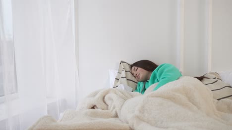 mujer durmiendo en la cama