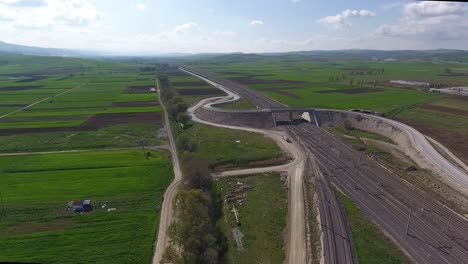 Bahnhof,-Zug-Und-Brücke-Im-Drohnenvideo