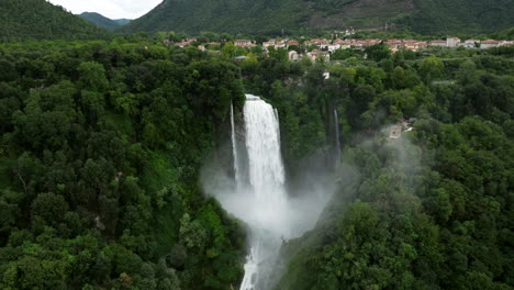 vista panorámica de la cascata delle marmore en umbría, italia - toma aérea de drones