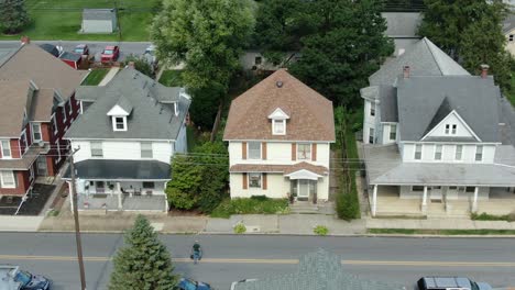 toma aérea de establecimiento de casas coloniales de dos pisos en un pequeño pueblo americano, estados unidos de america, estados unidos de america, hombre cruza la calle