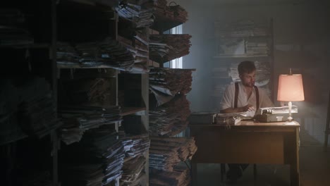 un periodista en un archivo documental examina viejos documentos y periódicos y trata de encontrar respuestas a sus preguntas sobre los secretos de la investigación