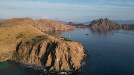 Dron-Ascendiendo-Y-Avanzando-Para-Revelar-Una-Bahía-Protegida-Con-Muchos-Barcos-Anclados