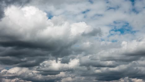 una vista increíble de suaves nubes blancas moviéndose lentamente a través de un cielo azul claro