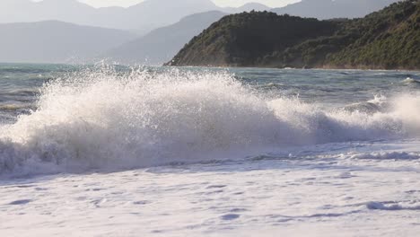 Wellen-In-Zeitlupe-Zerquetschen-An-Einem-Wunderschönen-Strand-In-Albanien