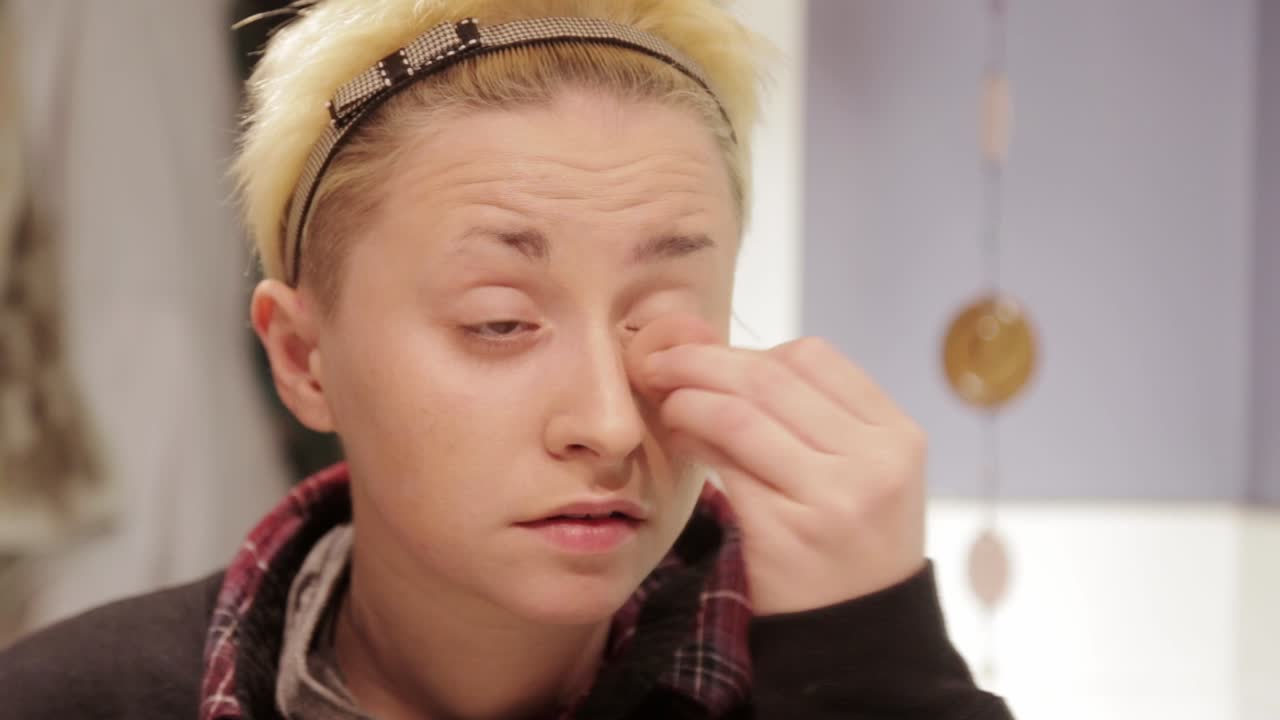 파운데이션은 뷰티 블렌더로 피부에 블렌딩됩니다.