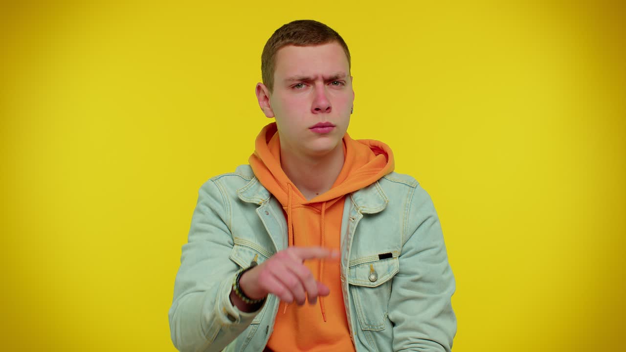 손가락을 가리키는 남자