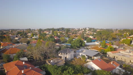 Toma-Aérea-Suburbana-De-Casas-Pardes-Hanna--Karkur-En-El-Norte-De-Israel