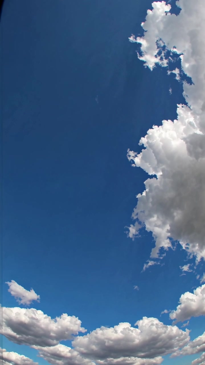 Timelapse di nuvole bianche che si muovono in un cielo azzurro brillante