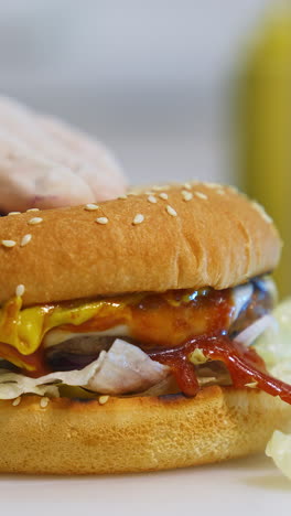preparando una deliciosa hamburguesa casera