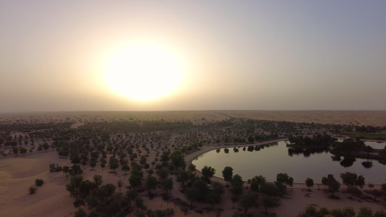 lago en medio del desierto del sahara - dubai